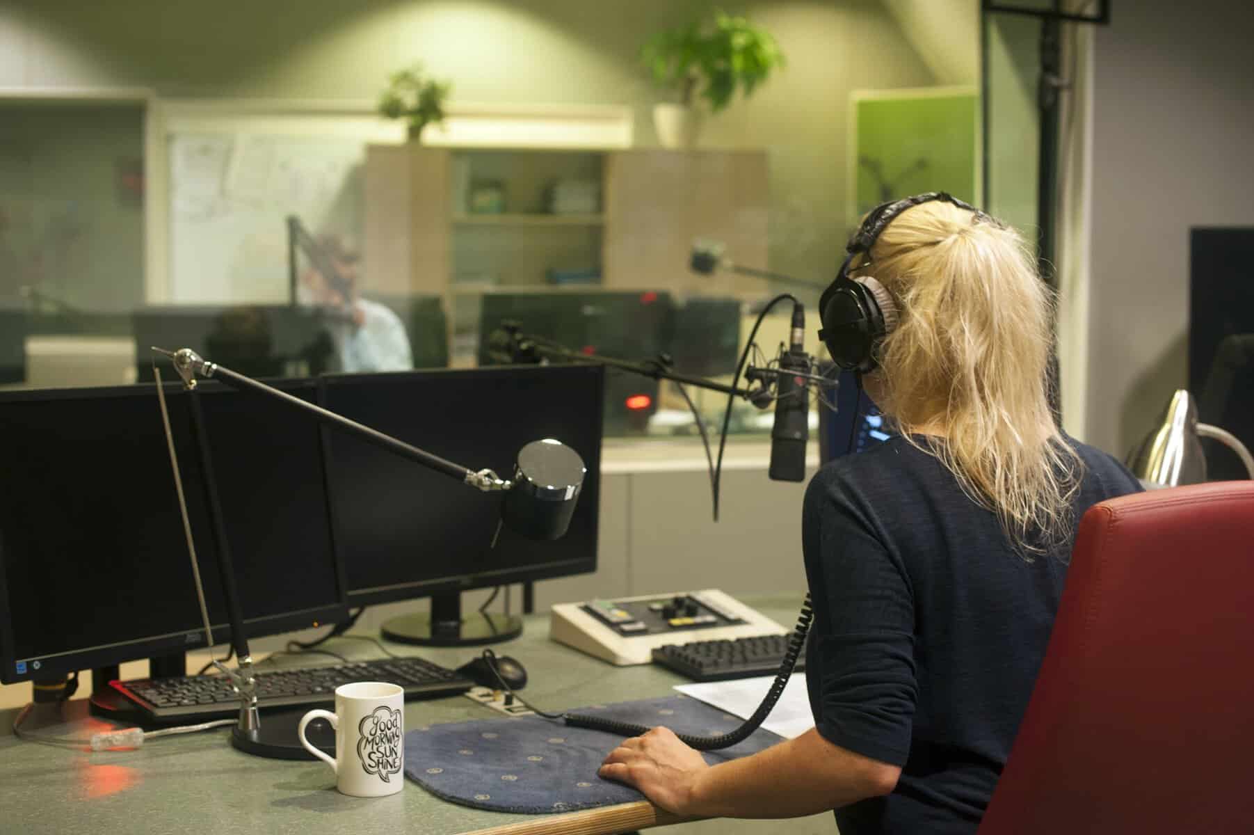 WHAT CHARACTERIZES AN OUTSTANDING ON-AIR BROADCASTER?
