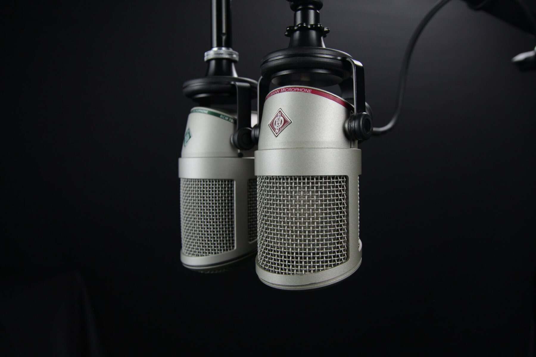THE BEST MIC FOR BEGINNERS AT YOUR STATION: WHAT TO LOOK FOR